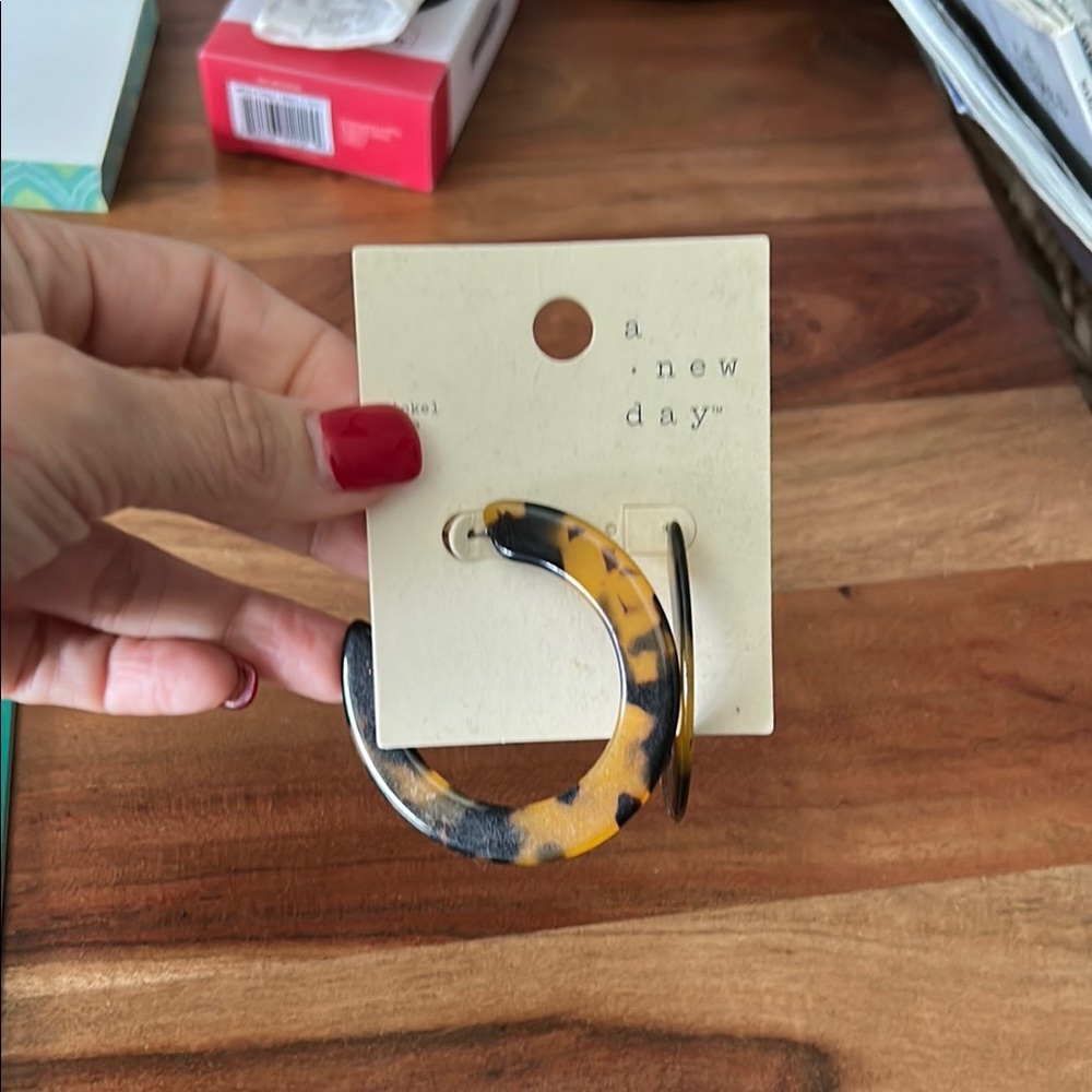 ‼️FREE w/BUNDLE of 2 or more! Tortoise Shell Hoops